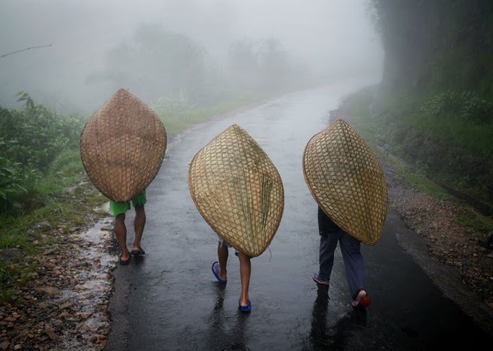 Moradores de Mawsynram se protegendo da chuva