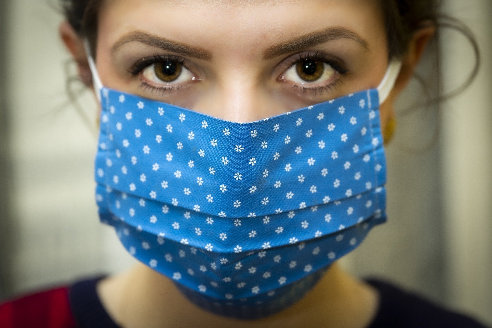 Por que o uso de máscara facial por 100% da população é crucial no combate ao coronavírus