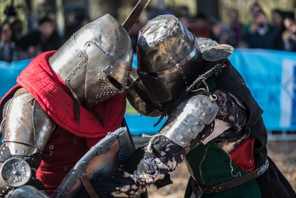 Torneio Medieval, um esporte para cavaleiros de armaduras brilhantes
