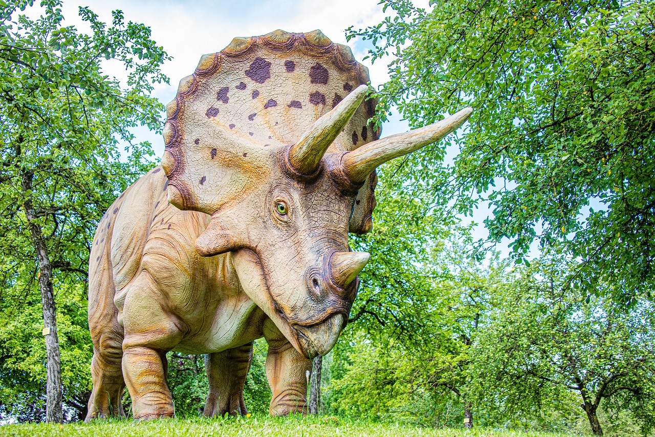 A Surpreendente História dos Gigantes Dinossauros com Chifres: Triceratops vs. Kosmoceratops