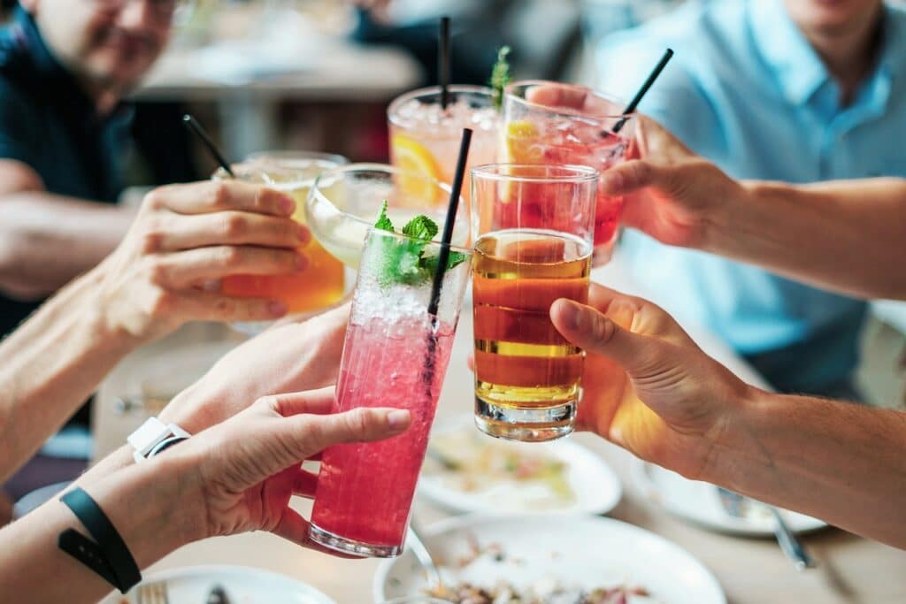 Bebidas alcoólicas: descubra quais fazem menos mal à saúde e aproveite os brindes de final de ano